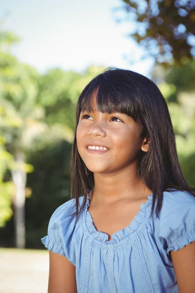 Mignonne petite fille dans le parc — Photo