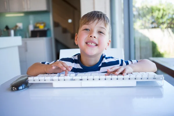 Kleiner Junge benutzt Computer im Wohnzimmer — Stockfoto
