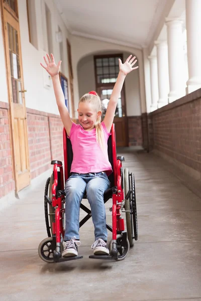 Grazioso disabile allievo sorridente in sala — Foto Stock