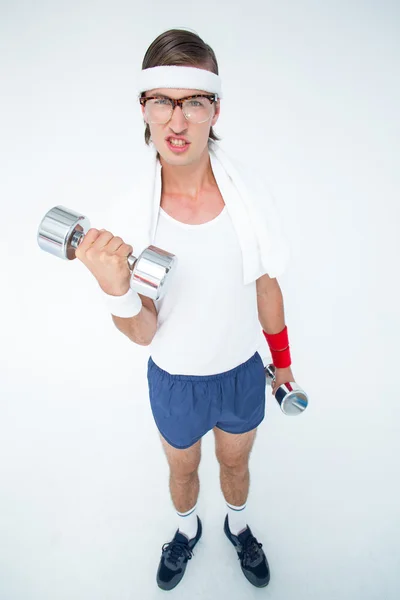 Geeky hipster zvedání činky ve sportovním oblečení — Stock fotografie