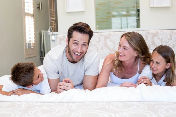 Familia feliz sonriendo a la cámara —  Fotos de Stock