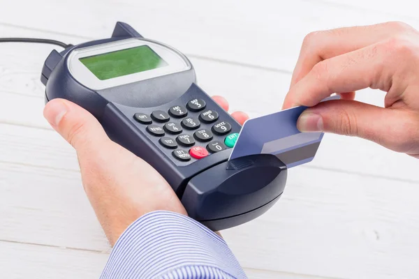 Man swiping his credit card — Stock Photo, Image