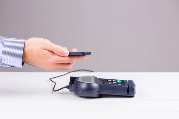 Man using smartphone to express pay — Stock Photo, Image