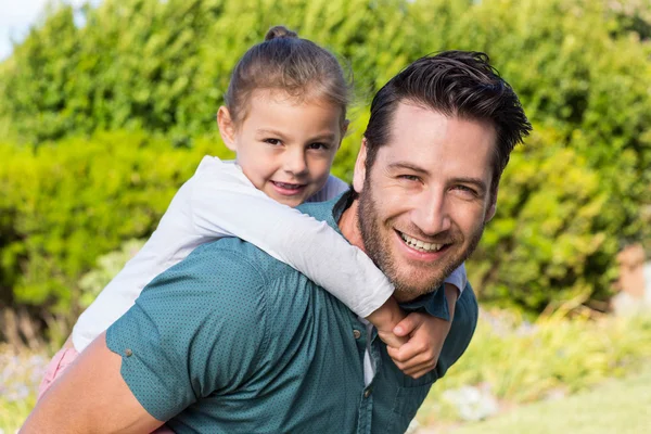 Pai e filha sorrindo para a câmera — Fotografia de Stock