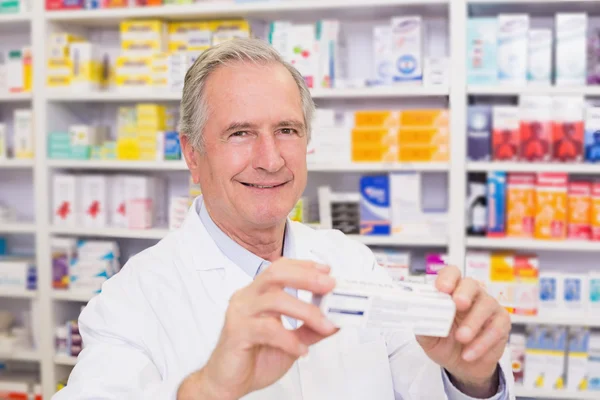 Farmacista che mostra scatola dei medicinali — Foto Stock