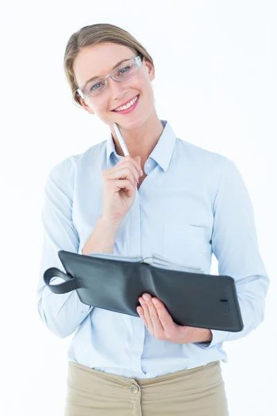 Lächelnde Geschäftsfrau blickt in die Kamera — Stockfoto