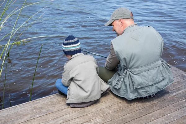 Far och son fiskar tillsammans — Stockfoto