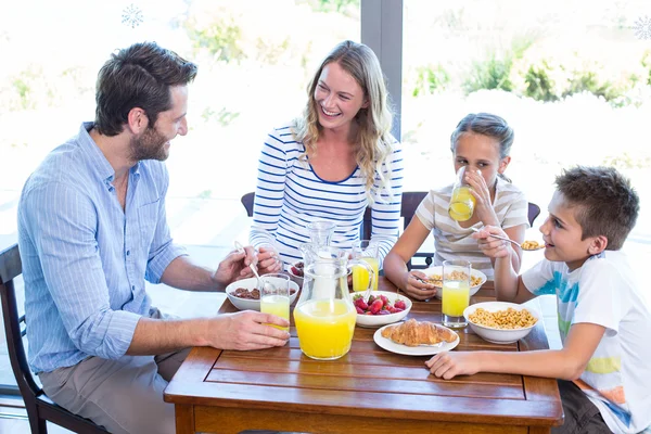 Famiglia felice che fa colazione insieme — Foto Stock
