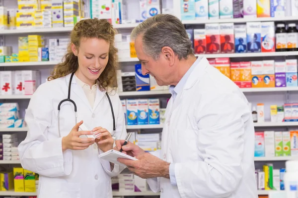 Farmacêutico procurando um medicamento para uma prescrição — Fotografia de Stock