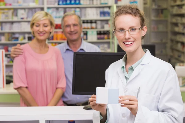 Farmacêutico segurando caixa de medicina — Fotografia de Stock