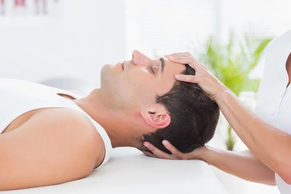 Man receiving head massage — Stock Photo, Image