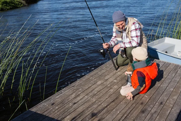 Gelukkig mens vissen met zijn zoon — Stockfoto