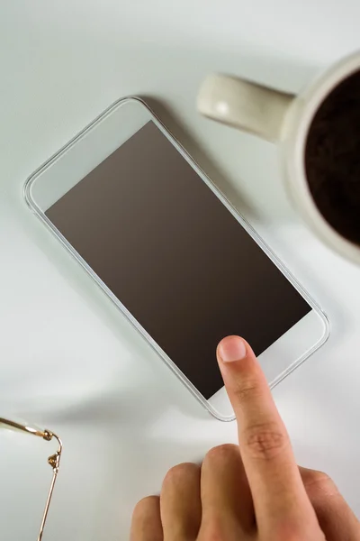 Man använder sin smarta telefonen — Stockfoto