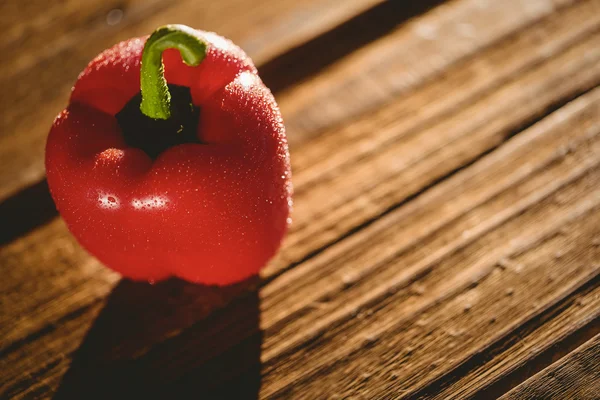 Röd paprika på skärbräda — Stockfoto
