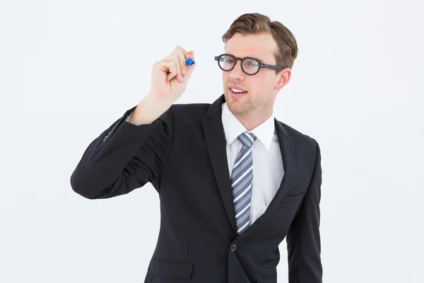 Homem de negócios Geeky escrevendo com marcador — Fotografia de Stock