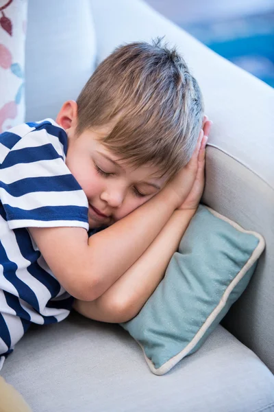 Kleiner Junge schläft auf der Couch — Stockfoto