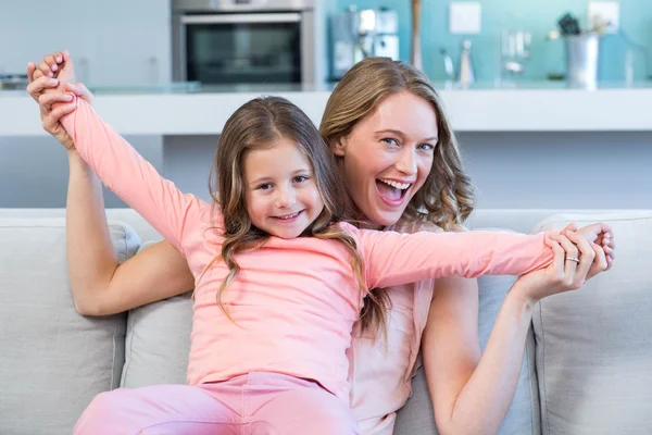 Щаслива мати і дочка на дивані — стокове фото