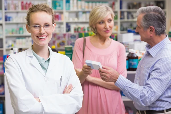 Farmacêutico sorrindo para a câmera — Fotografia de Stock