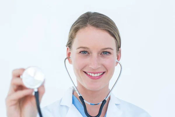 Médecin femme tenant un stéthoscope — Photo