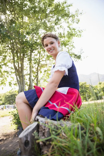 Mooi oktoberfest meisje glimlachen op camera — Stockfoto