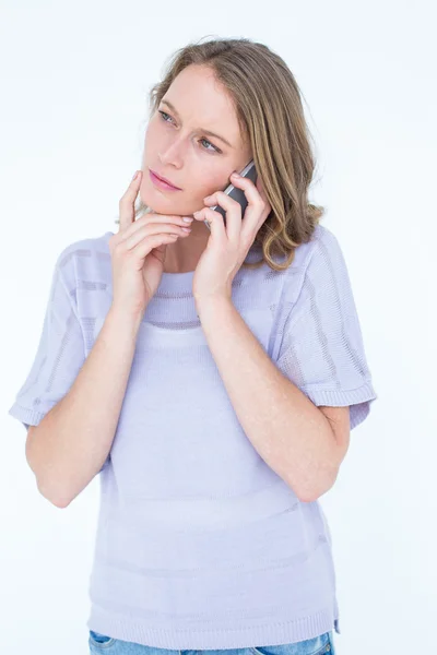 Eftertänksam kvinna ringer med smartphone — Stockfoto