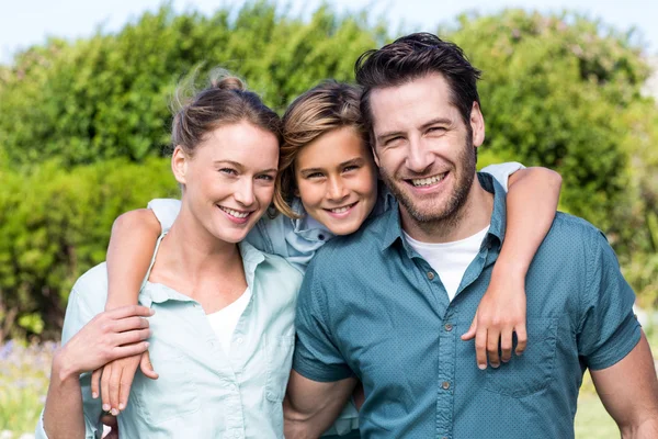 Familia feliz sonriendo a la cámara — Foto de Stock