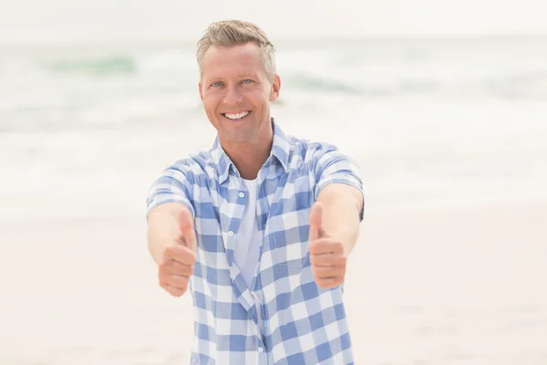 Casual man smiling at camera — Stock Photo, Image