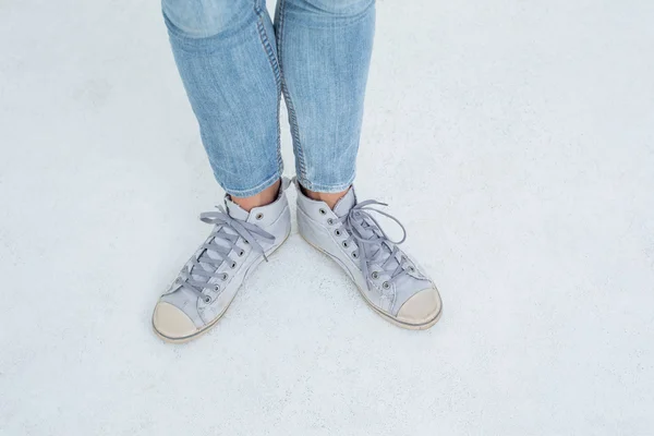 Mujer vistiendo zapatillas —  Fotos de Stock