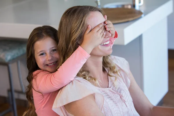 Dívka, pokrývající její matka oči — Stock fotografie
