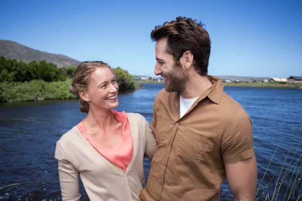 Casal feliz em um lago — Fotografia de Stock