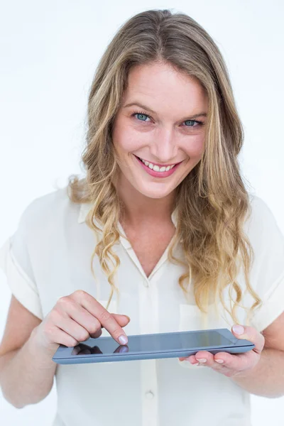 Mulher usando tablet pc — Fotografia de Stock