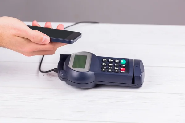 Man using smartphone to express pay — Stock Photo, Image