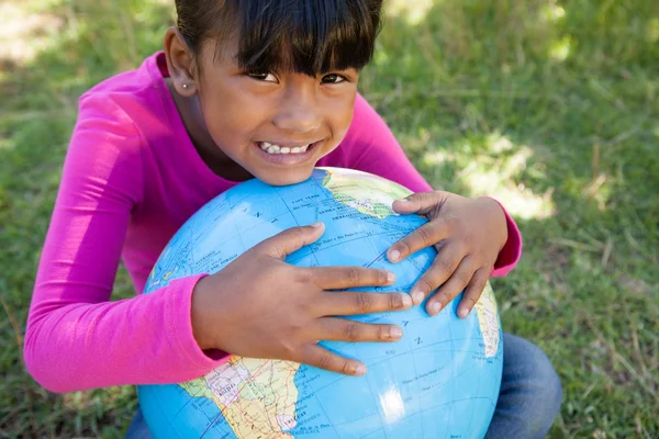 Carina bambina che tiene il globo — Foto Stock