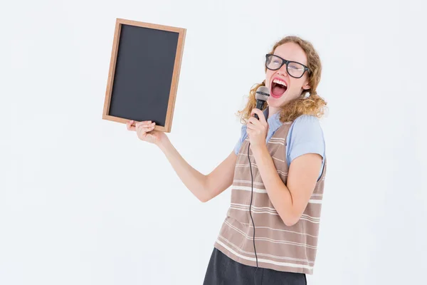 Geeky hipster vrouw bedrijf schoolbord — Stockfoto