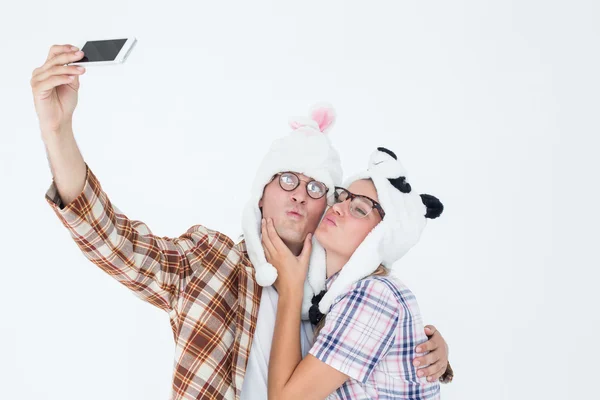 Hipster couple taking selfie with smart phone — Stock Photo, Image