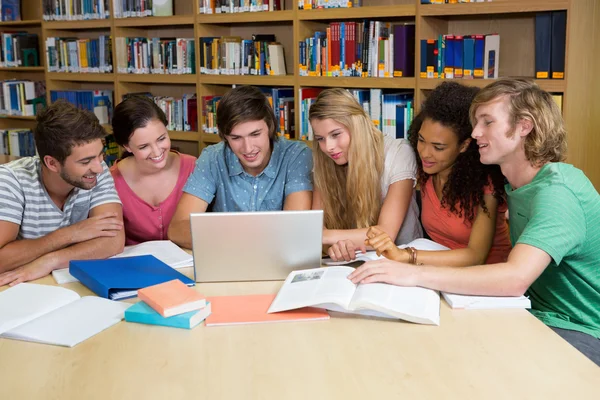 Eleverna arbetar tillsammans i biblioteket — Stockfoto