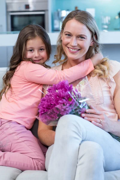 Tochter überrascht Mutter mit Blumen — Stockfoto