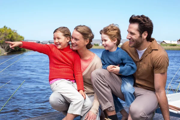 Familia feliz en un lago — Foto de Stock