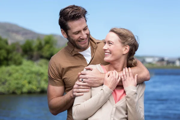 Pareja feliz en un lago —  Fotos de Stock