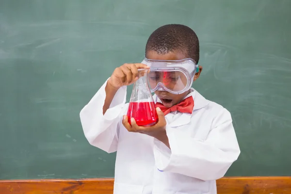 Överraskning elev tittar på en röd vätska — Stockfoto