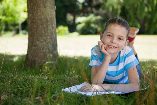 Schattig klein meisje lezen in park — Stockfoto