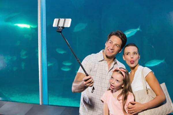 Famiglia felice con bastone selfie — Foto Stock