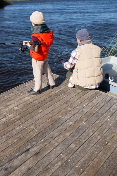 Homme heureux pêche avec son fils — Photo