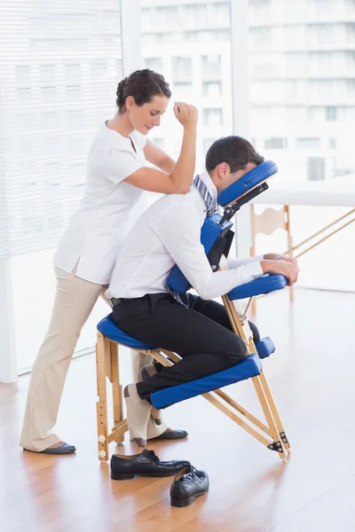 Geschäftsmann mit Rückenmassage — Stockfoto