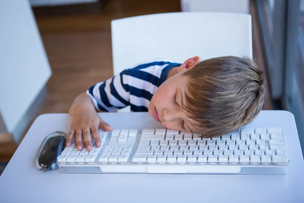 Kleine jongen uitglijden op toetsenbord — Stockfoto