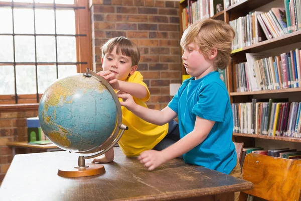 Niedliche Schüler schauen auf Globus — Stockfoto