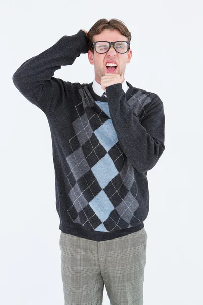 Geeky hipster fronsen op camera — Stockfoto