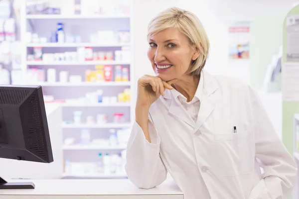 Farmacista sorridente alla macchina fotografica — Foto Stock