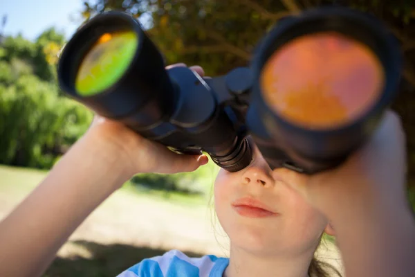 Söt liten flicka tittar genom kikare — Stockfoto