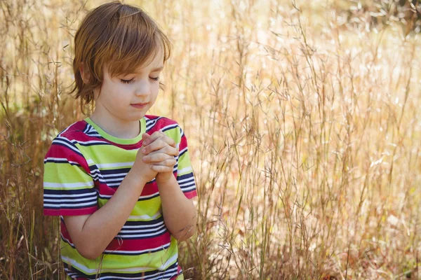 Pregando bambino nel parco — Foto Stock